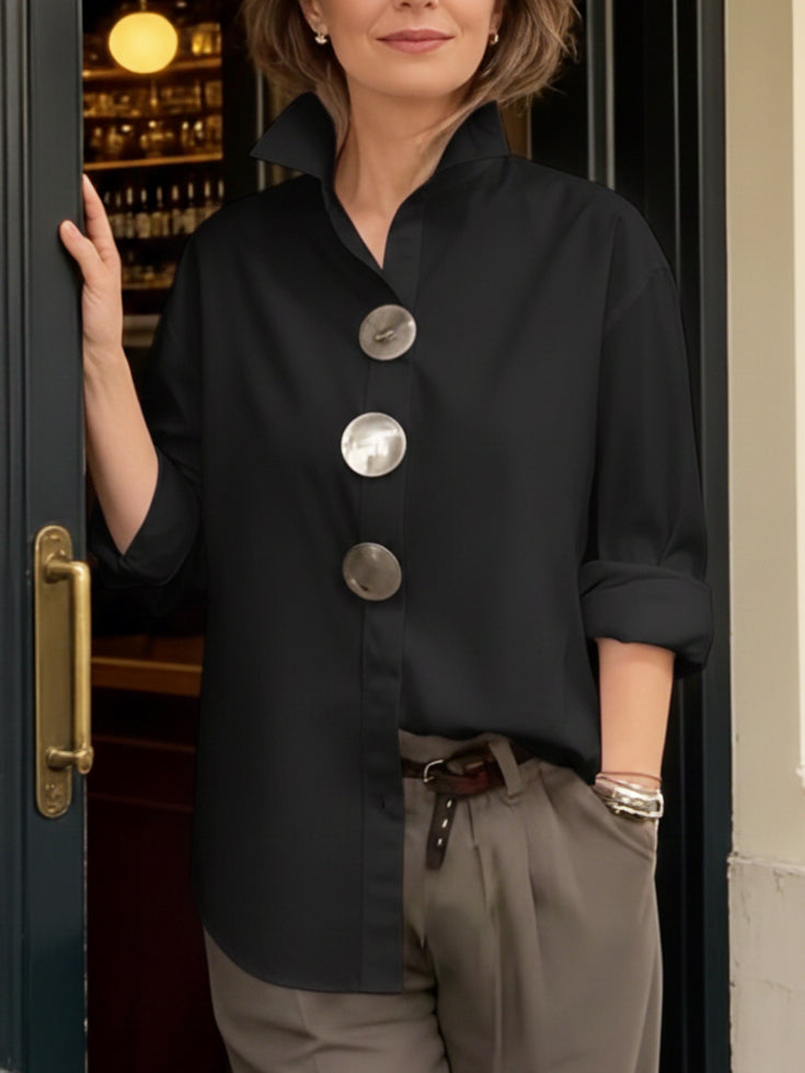 Elegante blusa de algodón y lino con cuello alto y botones metálicos.-ES