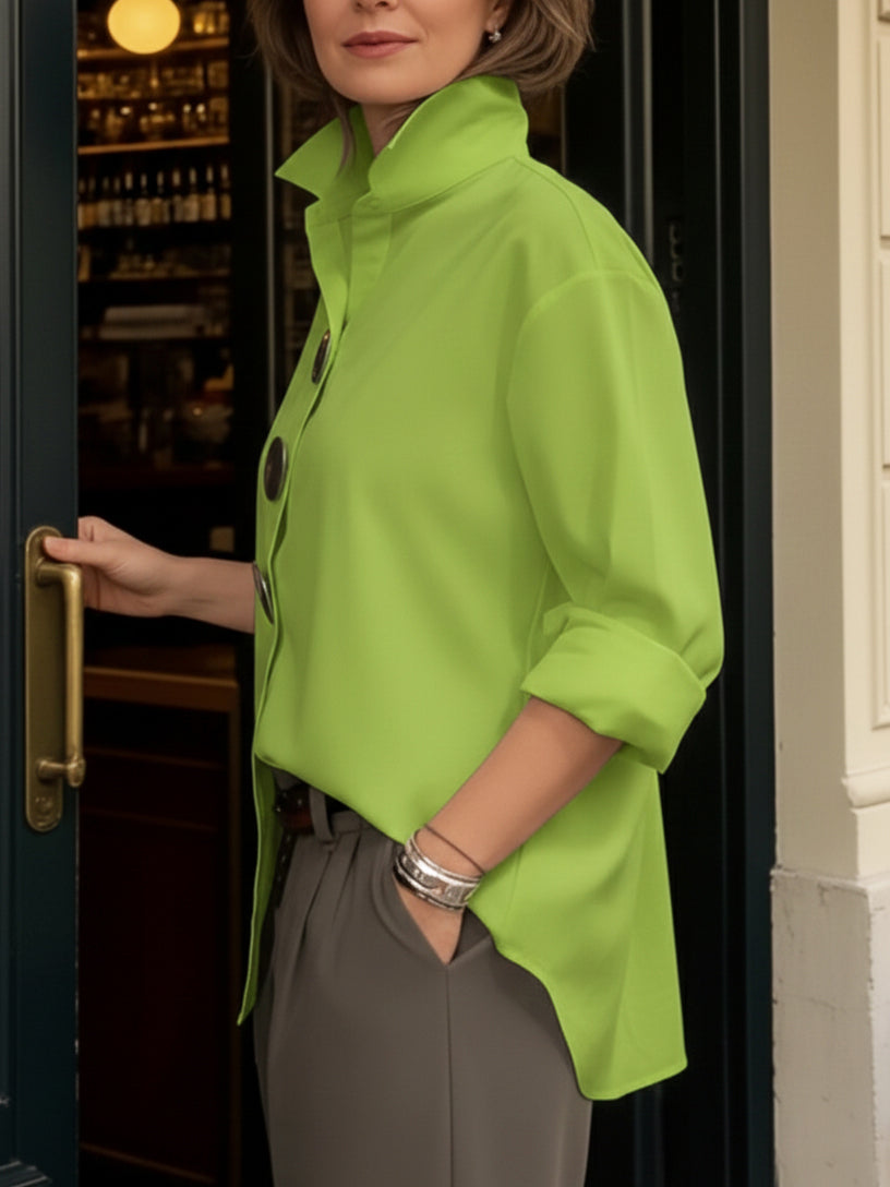Elegante blusa de algodón y lino con cuello alto y botones metálicos.-ES