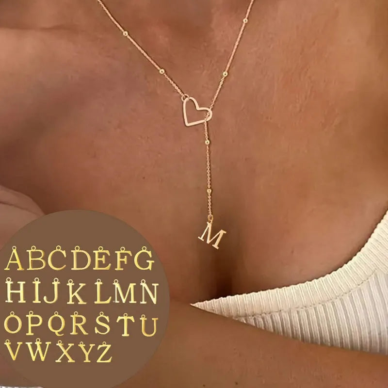 Collar en forma de Y con inicial y corazón-ES