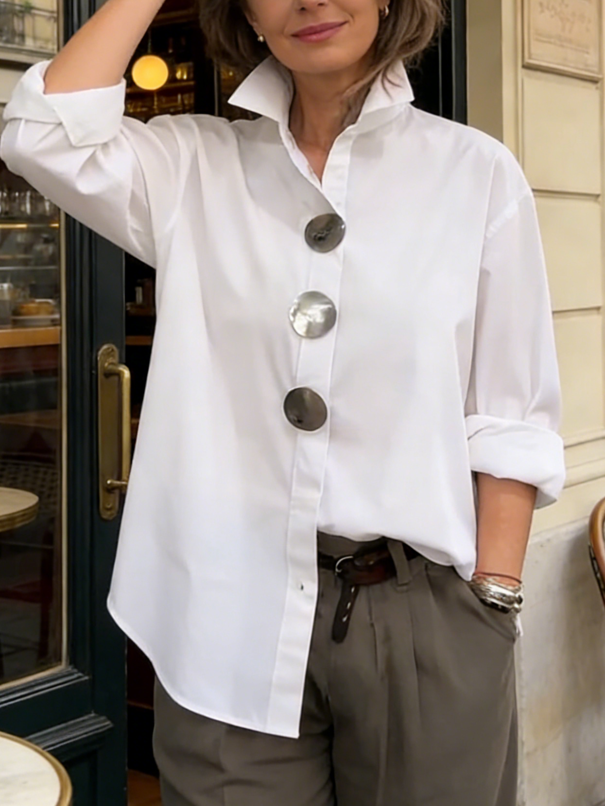 Elegante blusa de algodón y lino con cuello alto y botones metálicos.-ES