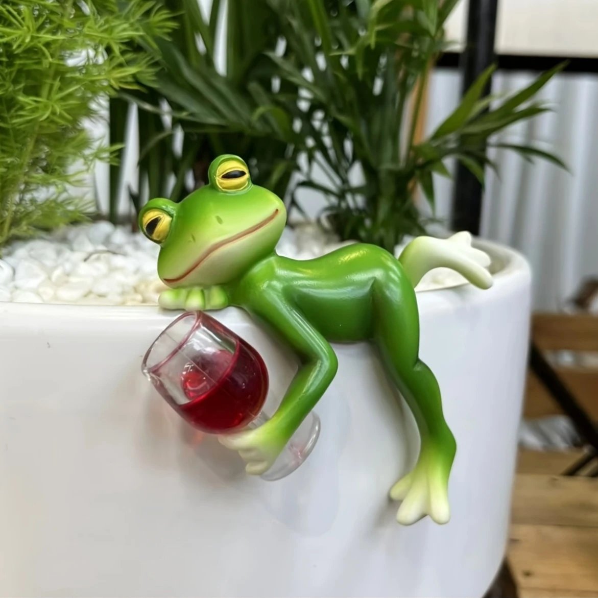 🔥 IŠPARDAVIMAS 🐸🍷 Kabantis vazono papuošalas – varlė-LT