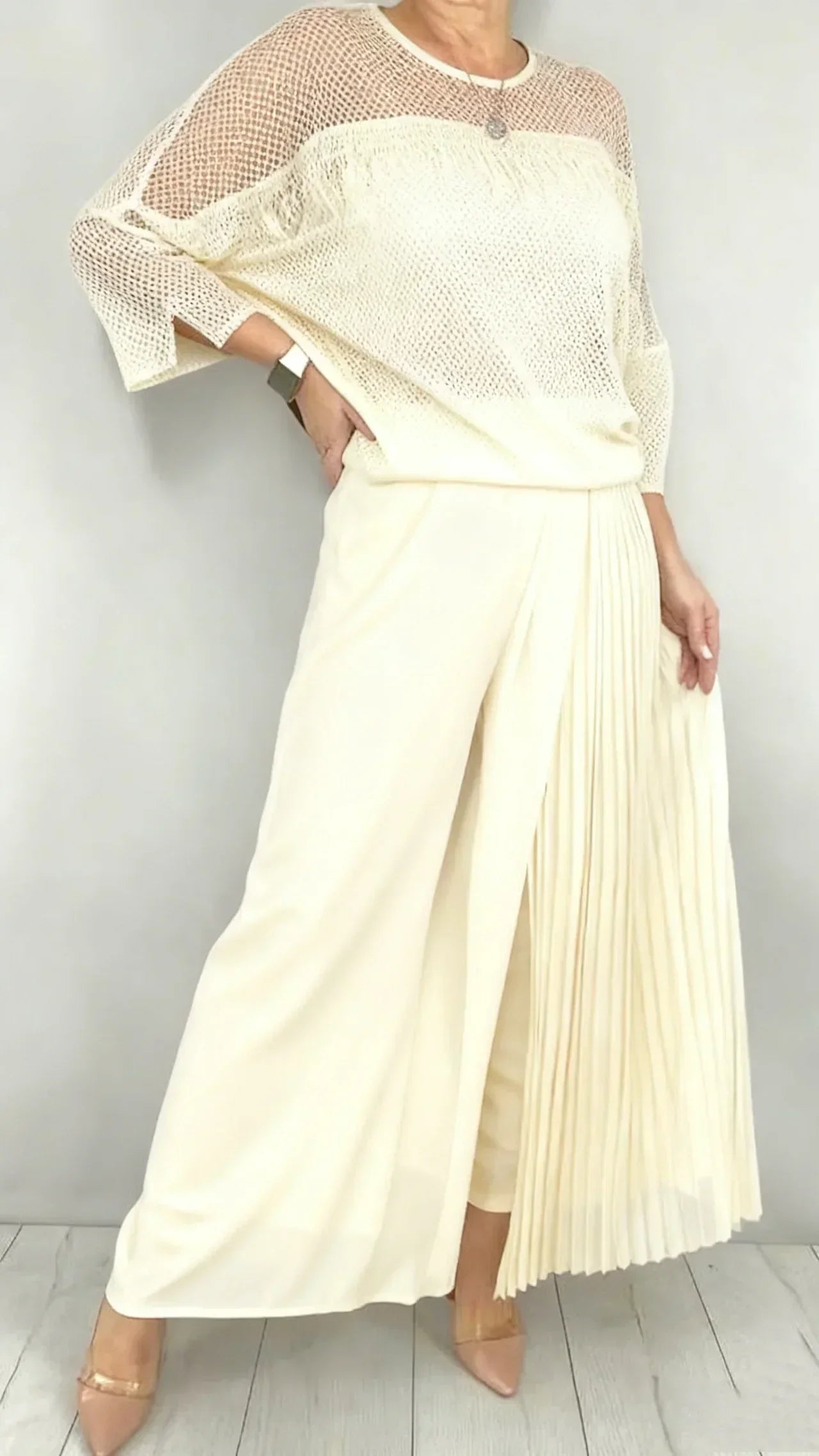 Conjunto: top con paneles de malla y pantalón ancho plisado-ES