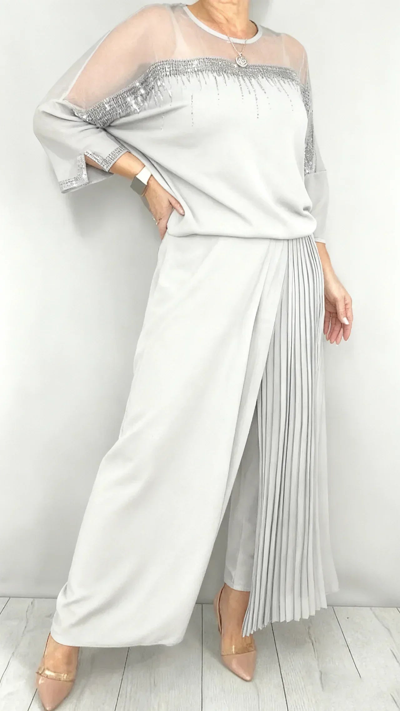 Conjunto: top con paneles de malla y pantalón ancho plisado-ES