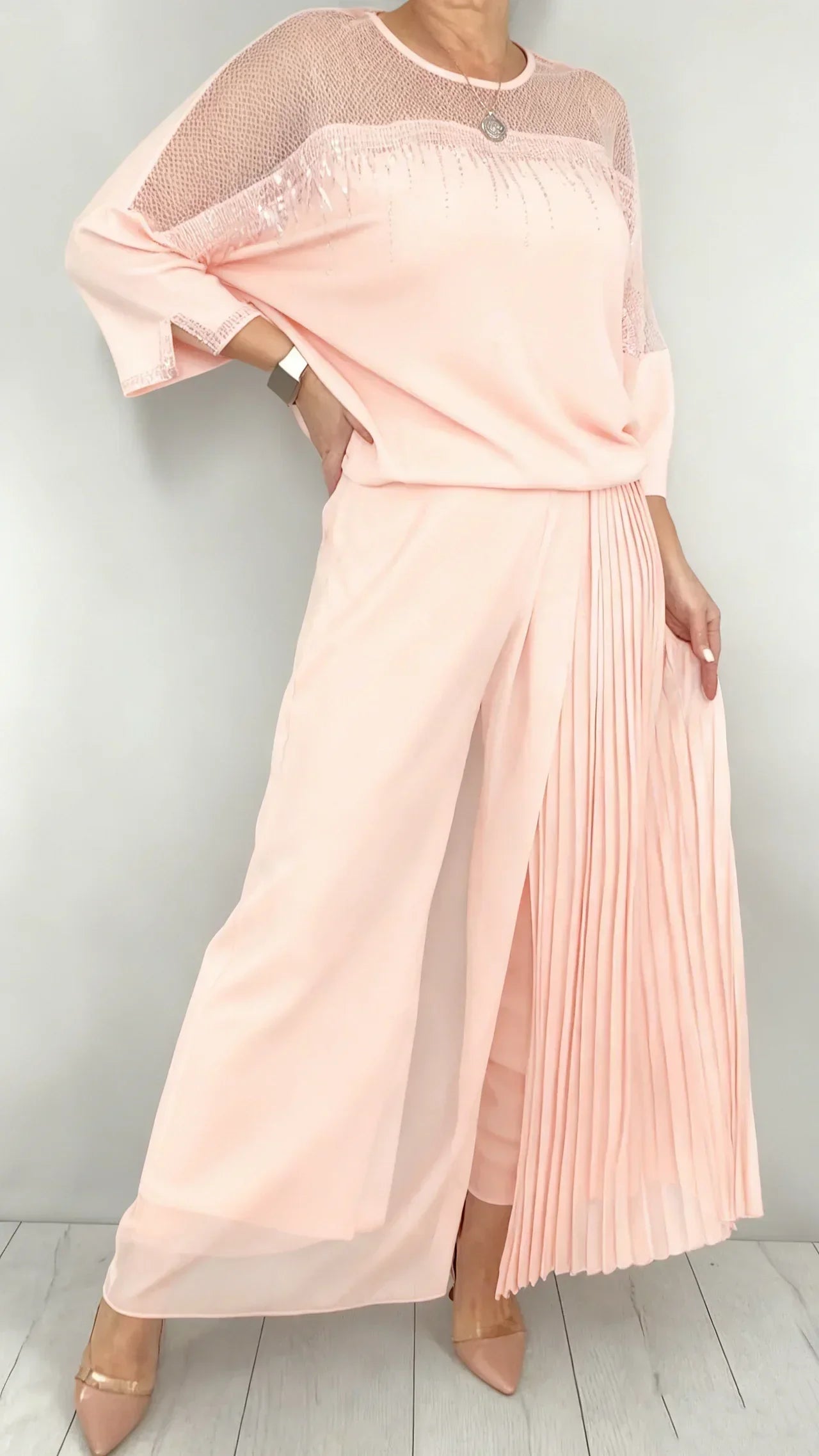 Conjunto: top con paneles de malla y pantalón ancho plisado-ES