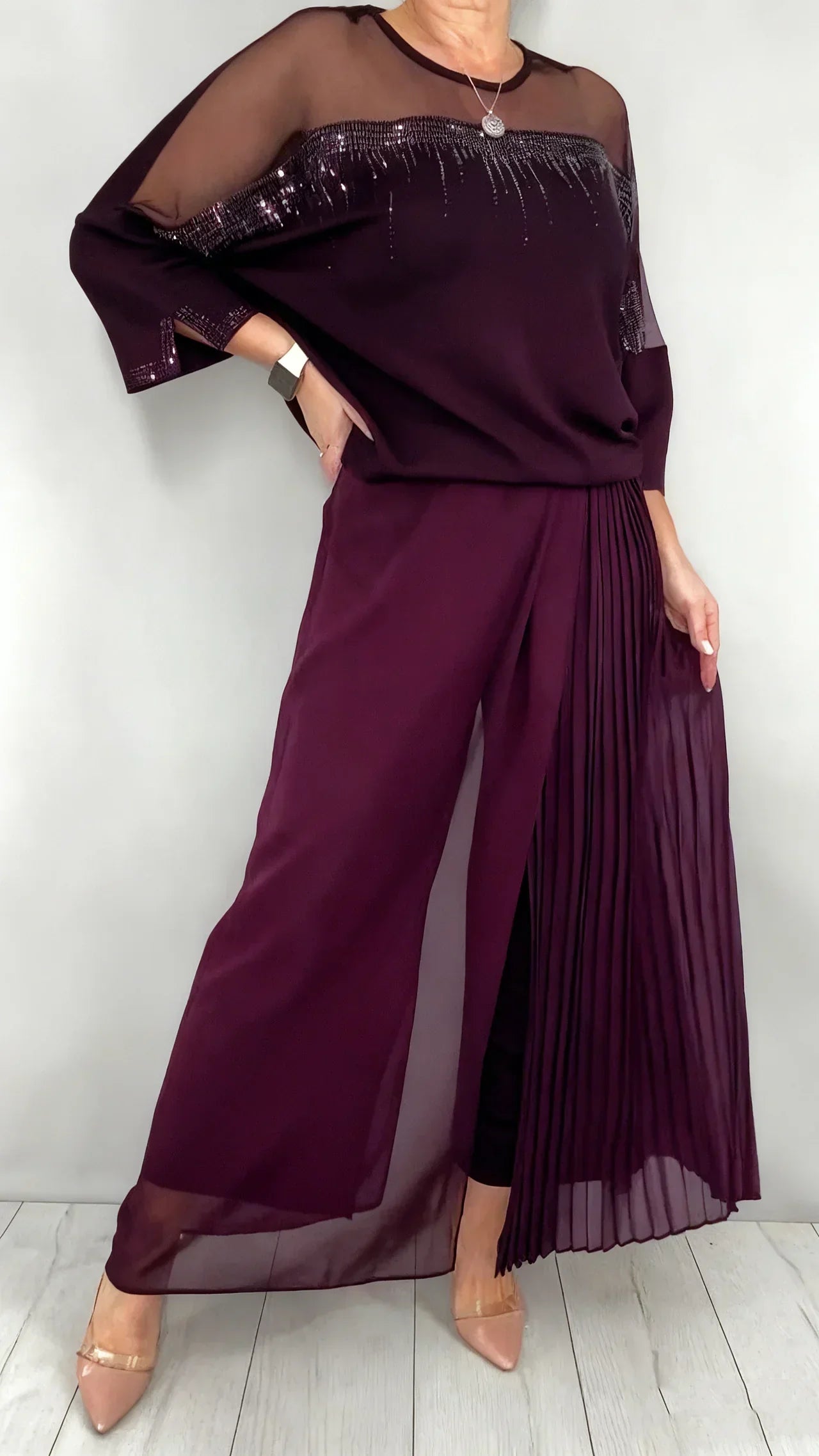 Conjunto: top con paneles de malla y pantalón ancho plisado-ES