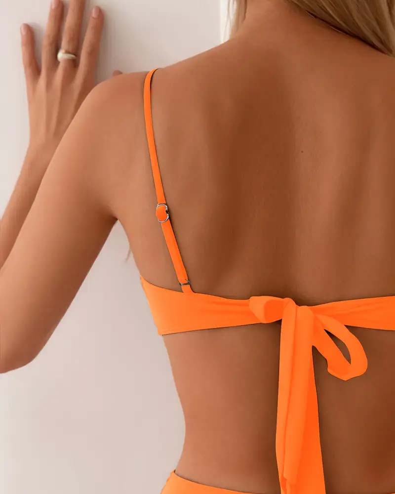 Seksi, moden dvodelni bikini-SI