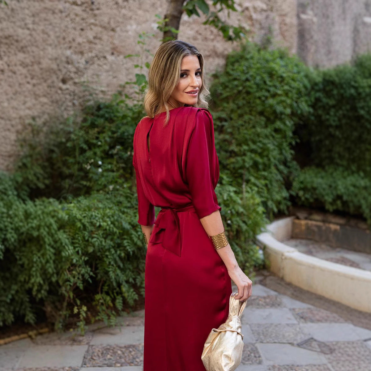 Vestido midi de satén con cuello redondo y manga corta en color liso-ES