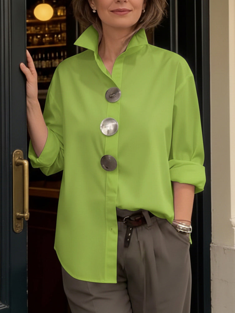 Elegante blusa de algodón y lino con cuello alto y botones metálicos.-ES